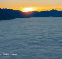 fileadmin/roha/images_galerie/orte_landschaft/Salzburg/Gaisberg-Flughafen-Wals/SA-GAISB-NEB-0038-D-roha-Salzburg-Gaisberg-Panorama-Sonnenuntergang-Nebel.png