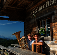 fileadmin/roha/images_galerie/orte_landschaft/Stoisser-Alm/TEI-STO-MUS-0005-D-roha-Stoisser-Alm-Musikanten.png