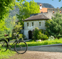 fileadmin/roha/images_galerie/orte_landschaft/Bad_Reichenhall/BAD-REI-GRUT-0021-D-roha-Bad-Reichenhall-Burg-Gruttenstein-Fahrrad.png