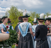 fileadmin/roha/images_galerie/brauchtum/Maibaum/Anger-Hoeglwoerth/BR-MAIB-ANG-2017-1331-01-D-roha-Brauchtum-Maibaum-Anger-Trachtendirndl-Girlande.png