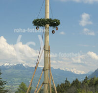 fileadmin/roha/images_galerie/brauchtum/Maibaum/Piding-Johannishoegl/BR-MAIB-PID-JOH-0004-1424-01-D-roha-Brauchtum-Maibaum-Breze-Piding-Johannishoegl.jpg