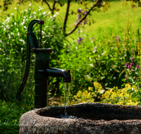 fileadmin/roha/images_galerie/orte_landschaft/Inzell/LANDA-BRUN-INZ-KURG-D-0002-D-roha-Landart-Leier-Brunnen-Wasser-Inzell-Kurgarten.png