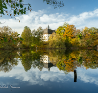 fileadmin/roha/images_galerie/orte_landschaft/Petting/PE-SEEH-SCHL-0001-12-D-roha-Petting-Schloss-Seehaus-Weitsee-Herbst.png