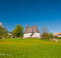 fileadmin/roha/images_galerie/orte_landschaft/Piding/PID-MAUTH-0026-D-roha-Piding-Mauthausen-Kirche-Blumenwiese-Hochstaufen-Schloss-Staufeneck.png