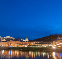 fileadmin/roha/images_galerie/orte_landschaft/Salzburg/Nacht-Salzburg/SA-ALTST-NACHT-MAK-0004-1701-01-D-roha-Salzburg-Altstadt-Festung-Makartsteg-Nacht-Weihnachten-Salzach.png