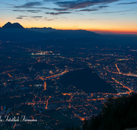 fileadmin/roha/images_galerie/orte_landschaft/Salzburg/Gaisberg-Flughafen-Wals/SA-GAISB-PAN-0011-D-roha-Salzburg-Gaisberg-Panorama-Sonnenuntergang-Hochstaufen-Nacht.png