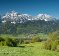 fileadmin/roha/images_galerie/orte_landschaft/Anger/Aufham/AUF-PAN-0011-D-roha-Aufham-Panorama-Anger-Hochstaufen-Zwiesel.png