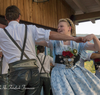 fileadmin/roha/images_galerie/brauchtum/Tracht/Trachtenverein_Anger/BR-TRACH-ANG-20160701-2017-01-D-roha-Brauchtum-Tracht-Anger-Hoeglwoerth-Tanz.png