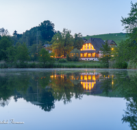 fileadmin/roha/images_galerie/orte_landschaft/Anger/Hoeglwoerth/AN-HOE-0124-01-D-roha-Anger-Hoeglwoerth-See-Nacht-Stimmung-Klosterwirt.png