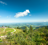 fileadmin/roha/images_galerie/orte_landschaft/Aschau/ASCHAU-KAMP-0001-05-D-roha-Aschau-Kampenwand-Chiemsee.png