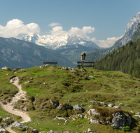 fileadmin/roha/images_galerie/orte_landschaft/Berchtesgaden/Ramsau/BGD-RA-MORDAU-0005-D-roha-Berchtesgaden-Ramsau-Mordau-Alm-Gipfelkreuz-Bank.png