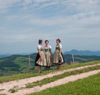 fileadmin/roha/images_galerie/brauchtum/Tracht/BR-TRACH-PID-DIR-0013-D-roha-Brauchtum-Tracht-Piding-Staufenecker-Dirndl-Fuermann-Alm.png