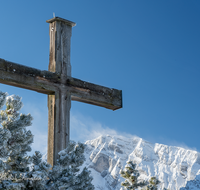 fileadmin/roha/images_galerie/kirche_religion/Berchtesgaden/KKKM-BGD-ROSS-WI-0008-D-roha-Gipfelkreuz-Berchtesgaden-Winter-Schnee-Hoher-Goell.png