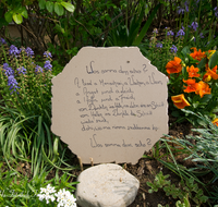 fileadmin/roha/images_galerie/Baum-natur-garten/Haus-Blumenschmuck-Deko/LANDA-GART-0002-D-roha-Landart-Bauerngarten-Garten-Sinn-Spruch-Tyrlbrunn.png