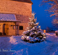 fileadmin/roha/images_galerie/orte_landschaft/Piding/PID-MAUTH-0002-4-D-roha-Piding-Kirche-St-Laurentius-Winter-Schnee-Christbaum-Nacht.png