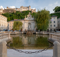 fileadmin/roha/images_galerie/orte_landschaft/Salzburg/Residenz-Kapitel-Mozartplatz/SA-KAPIT-0005-D-roha-Salzburg-Kapitelschwemme-Neptun-Brunnen-Festung.png