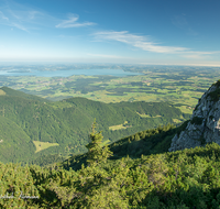 fileadmin/roha/images_galerie/orte_landschaft/Bergen/BERG-HOCHF-0001-12-D-roha-Bergen-Hochfelln-Gipfel-Kreuz-Chiemsee.png