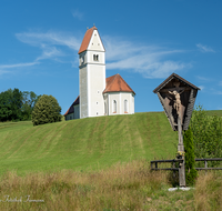 fileadmin/roha/images_galerie/orte_landschaft/Frasdorf/FRAS-GREIM-0001-01-D-roha-Frasdorf-Greimelberg-Kirche-St-Florian-Wegkreuz.png