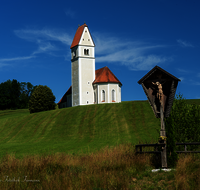 fileadmin/roha/images_galerie/orte_landschaft/Frasdorf/FRAS-GREIM-0001-01-D-roha-Frasdorf-Greimelberg-Kirche-St-Florian-Wegkreuz.png