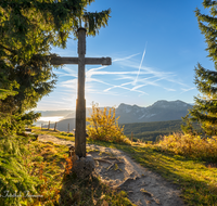 fileadmin/roha/images_galerie/kirche_religion/Teisendorf/Freidling-Berg-Stoisseralm/KKKM-TEIS-STOISS-0023-19-1-D-roha-Gipfel-Kreuz-Teisenberg-Stoisser-Alm-Sonne.png