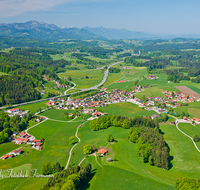 fileadmin/roha/images_galerie/orte_landschaft/Teisendorf/Neukirchen/TEI-NEUK-FLUG-0011-D-roha-Teisendorf-Neukirchen-Flugaufnahme-Chiemgauer-Berge-Autobahn.png