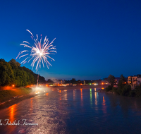 fileadmin/roha/images_galerie/orte_landschaft/Laufen/BR-SONNW-FEU-LAUF-0001-D-roha-Brauchtum-Sonnwend-Feuer-Sunnawendhansl-Laufen-Salzach-Feuerwerk.png