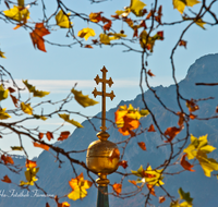 fileadmin/roha/images_galerie/orte_landschaft/Salzburg/Nonnberg/SA-NONNT-0002-D-roha-Salzburg-Nonntal-Kirchturm-Spitze-Herbstbaum-Ast.png