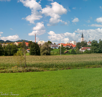 fileadmin/roha/images_galerie/orte_landschaft/Teisendorf/TEI-SUED-OST-PAN-0002-01-D-roha-Teisendorf-Sued-Ost-Panorama-Himmel-weiss-blau-Maisfeld.png