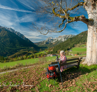 fileadmin/roha/images_galerie/Freizeit-Sport/Wandern/WAN-BGD-HOCHSCHW-0013-D-roha-Wandern-Berchtesgaden-Hochschwarzeck-Hochkalter-Reiter-Alpe-Ramsau-Rucksack-Bank.png