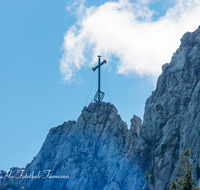 fileadmin/roha/images_galerie/orte_landschaft/Aschau/ASCHAU-KAMP-KR-0002-D-roha-Aschau-Kampenwand-Chiemsee-Gipfelkreuz.png