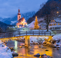 fileadmin/roha/images_galerie/orte_landschaft/Berchtesgaden/Ramsau/BGD-RA-0002-0-1-D-roha-Berchtesgaden-Ramsau-Kirche-Weihnachten-Christbaum.png