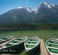 fileadmin/roha/images_galerie/orte_landschaft/Berchtesgaden/Ramsau/BGD-RA-HI-0025-D-roha-Berchtesgaden-Ramsau-Hintersee-Hochkalter-Wasser-Boot.png