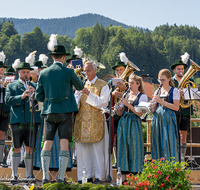 fileadmin/roha/images_galerie/orte_landschaft/Teisendorf/Neukirchen/Trachtenfest-Neukirchen-2019/BR-FEST-NEUK-TRACH-2019-08-11-1029-01-D-roha-Brauchtum-Fest-Neukirchen-Trachtenverein-Musikkapelle.png