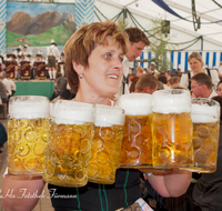 fileadmin/roha/images_galerie/Menschen/BR-PFRI-HOLZ-BIER-0022-D-roha-Brauchtum-Bierzelt-Holzhausen-Bedienung.png