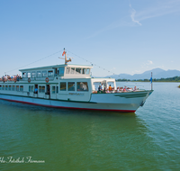 fileadmin/roha/images_galerie/orte_landschaft/Chiemsee/CHIE-SCHIFF-0020-D-roha-Chiemsee-Schiff-Fahrt-Schifffahrt-Berge-Panorama.png