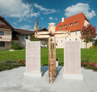 fileadmin/roha/images_galerie/orte_landschaft/Fridolfing/FRID-0010-D-roha-Fridolfing-Krieger-Denkmal-Dorfplatz.png