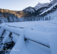 fileadmin/roha/images_galerie/orte_landschaft/Inzell/INZ-FRILL-WI-0009-D-roha-Inzell-Frillensee-Winter-Eis-Schnee-Steg.png