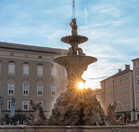 fileadmin/roha/images_galerie/orte_landschaft/Salzburg/Residenz-Kapitel-Mozartplatz/SA-RESID-PLA-SO-0001-2017-D-roha-Salzburg-Residenz-Platz-Brunnen-Dom-Sonnenuntergang.png