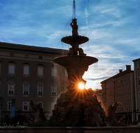 fileadmin/roha/images_galerie/orte_landschaft/Salzburg/Residenz-Kapitel-Mozartplatz/SA-RESID-PLA-SO-0001-2017-D-roha-Salzburg-Residenz-Platz-Brunnen-Dom-Sonnenuntergang.png