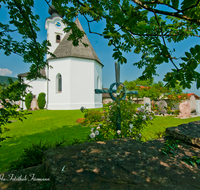 fileadmin/roha/images_galerie/orte_landschaft/Ainring/AINR-UL-0018-D-roha-Ainring-Ulrichshoegl-Kirche-Friedhof.png