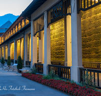 fileadmin/roha/images_galerie/orte_landschaft/Bad-Reich-Kurgarten-Beleuchtung/BAD-REI-KURGAR-0032-01-D-roha-Bad-Reichenhall-Kurgarten-Gradierhaus-Nacht.png