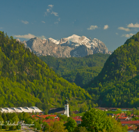 fileadmin/roha/images_galerie/orte_landschaft/Inzell/INZ-0101-D-roha-Inzell-Berge-Panorama-Kirche-Max-Aicher-Arena.png