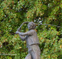 fileadmin/roha/images_galerie/orte_landschaft/Saaldorf/LANDA-KUNST-0002-1-1-D-roha-Landart-Kunst-Bronze-Skulptur-Schnalzer-Saaldorf-Brunnen.png