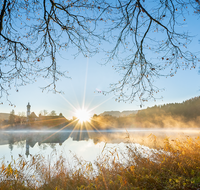 fileadmin/roha/images_galerie/orte_landschaft/Anger/Hoeglwoerth/SO-AU-ANG-HOEG-0001-0745-01-D-roha-Sonnenaufgang-Anger-Hoeglwoerth-See.png