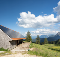 fileadmin/roha/images_galerie/orte_landschaft/Stoisser-Alm/TEI-STO-STALL-0001-D-roha-Teisendorf-Anger-Stoisseralm-Stall-Photovoltaik.png