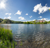 fileadmin/roha/images_galerie/orte_landschaft/Anger/Hoeglwoerth/AN-HOE-0017-00-05-P-D-roha-Anger-Hoeglwoerth-Kloster-See-Spiegelung.png