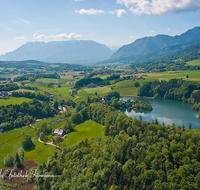 fileadmin/roha/images_galerie/orte_landschaft/Anger/Hoeglwoerth/AN-HOE-FLUG-0007-D-roha-Anger-Hoeglwoerth-See-Flugaufnahme-Untersberg-Fuderheuberg-Hochstaufen-Fruehling.png