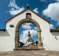 fileadmin/roha/images_galerie/orte_landschaft/Berchtesgaden/Ramsau/BGD-RA-FRIEDH-0001-01-D-roha-Berchtesgaden-Ramsau-Friedhof-Eingang-Pflaster.png