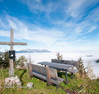 fileadmin/roha/images_galerie/orte_landschaft/Berchtesgaden/Rossfeld-Goell/BGD-ROSSF-AH-BUE-0001-D-roha-Berchtesgaden-Rossfeld-Ahornbuechsenkopf-Gipfelkreuz-Bank-Nebel-Untersberg.png