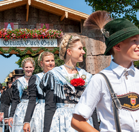 fileadmin/roha/images_galerie/orte_landschaft/Anger/Anger-Trachten-Musik-Fest/BR-FEST-ANG-MUS-TRACH-2018-08-19-1149-02-02-D-roha-Brauchtum-Fest-Anger-Trachtenverein-Musikkapelle-Festzug.png